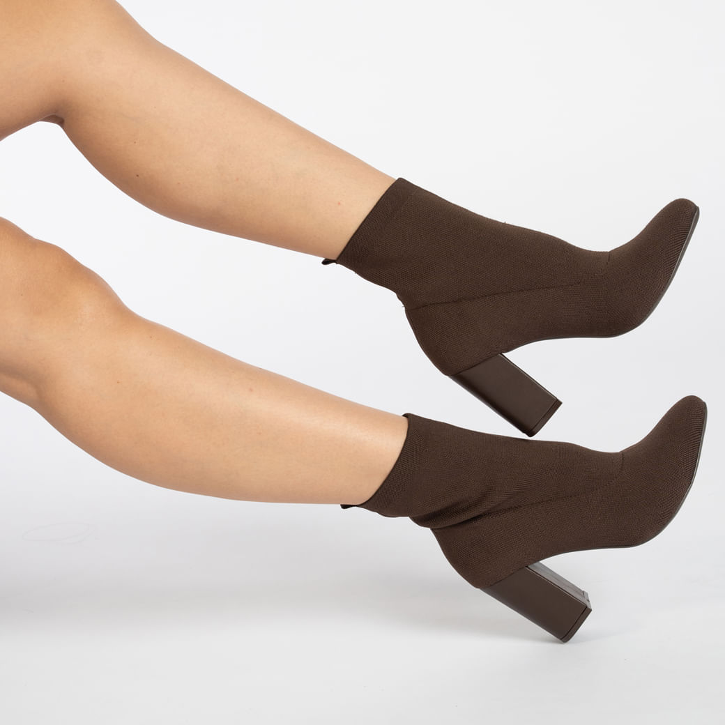 Bota Via Marte feminina marrom com cano baixo em knit e salto bloco vista lateral